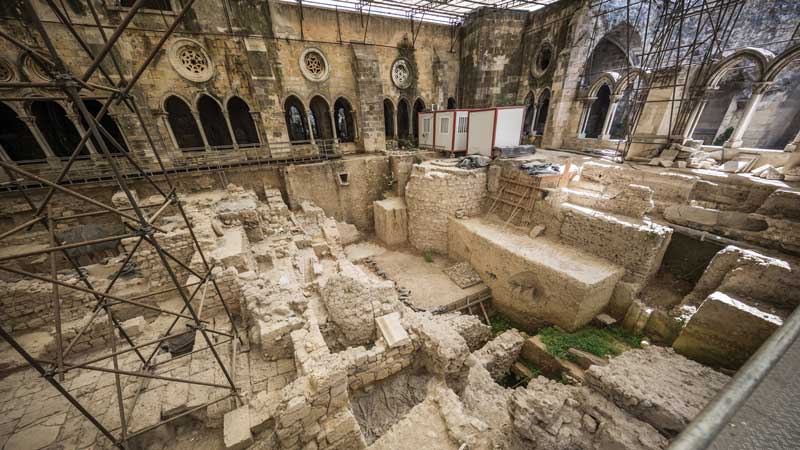 Escavações arqueólogicas no claustro da Sé de Lisboa, onde foram encontrados vestígios da Idade do Ferro e dos períodos romano, islâmico e medieval cristão